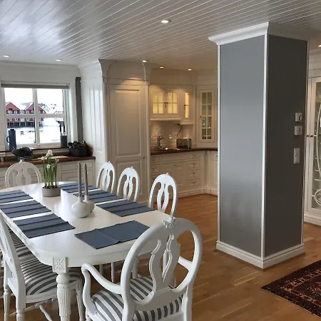 Rorbuene Havn Lodge *